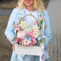 Пасхальная корзинка с ранункулюсом, розами и нарциссами