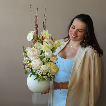 Пасхальная композиция в кашпо с ранункулюсами, вербой и нарциссами