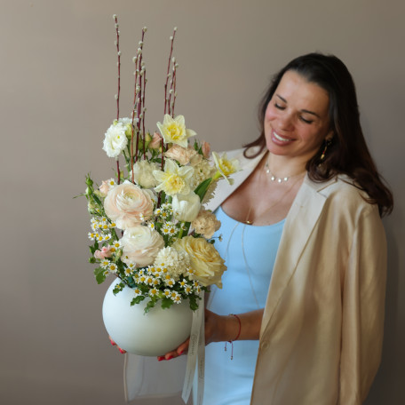 Пасхальная композиция в кашпо с ранункулюсами, вербой и нарциссами