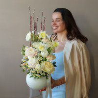 Пасхальная композиция в кашпо с ранункулюсами, вербой и нарциссами