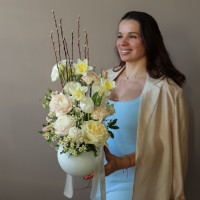 Пасхальная композиция в кашпо с ранункулюсами, вербой и нарциссами