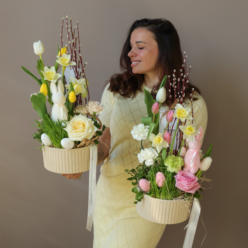 Пасхальная композиция в низком кашпо в нежной гамме с пушистым кроликом (в асс.)