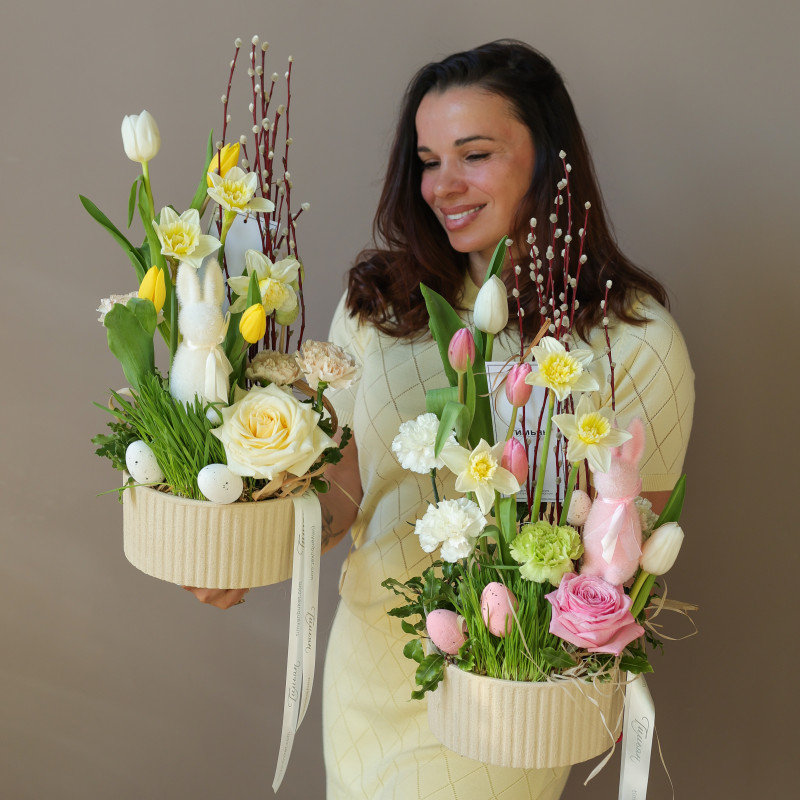 Пасхальная композиция в низком кашпо в нежной гамме с пушистым кроликом (в асс.)