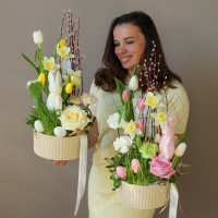 Пасхальная композиция в низком кашпо в нежной гамме с пушистым кроликом (в асс.)