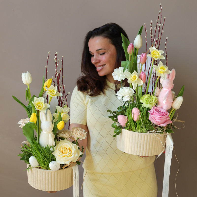 Пасхальная композиция в низком кашпо в нежной гамме с пушистым кроликом (в асс.)