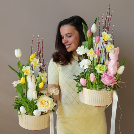 Пасхальная композиция в низком кашпо в нежной гамме с пушистым кроликом (в асс.)