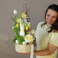 Пасхальная композиция в низком кашпо в нежной гамме с пушистым кроликом (в асс.)