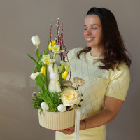 Пасхальная композиция в низком кашпо в нежной гамме с пушистым кроликом (в асс.)