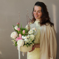 Пасхальная композиция в кашпо с ранункулюсами, тюльпанами и ромашками с керамическим зайкой