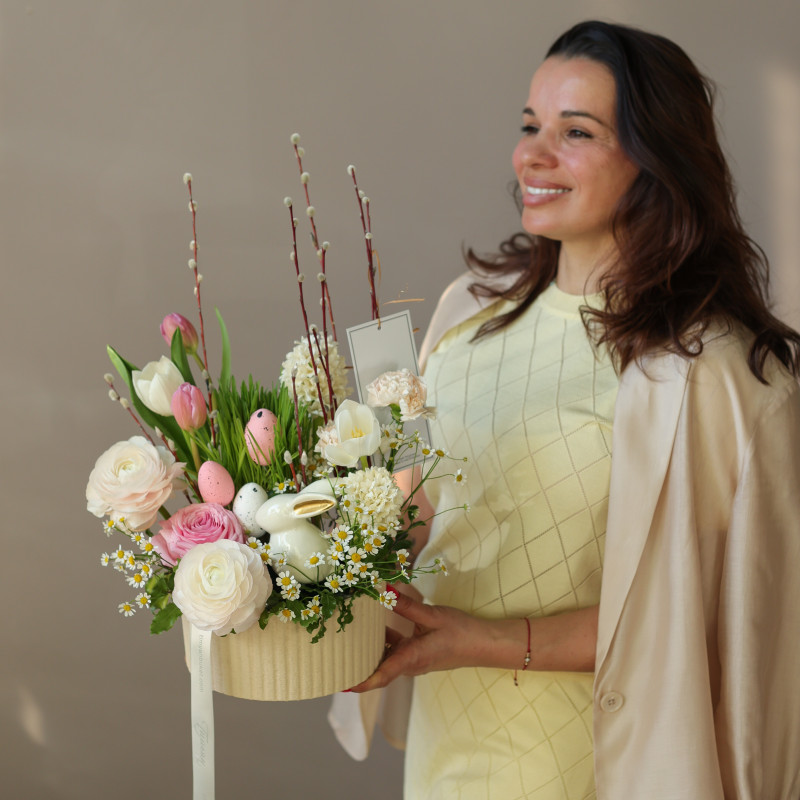 Пасхальная композиция в кашпо с ранункулюсами, тюльпанами и ромашками с керамическим зайкой