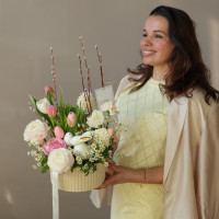 Пасхальная композиция в кашпо с ранункулюсами, тюльпанами и ромашками с керамическим зайкой