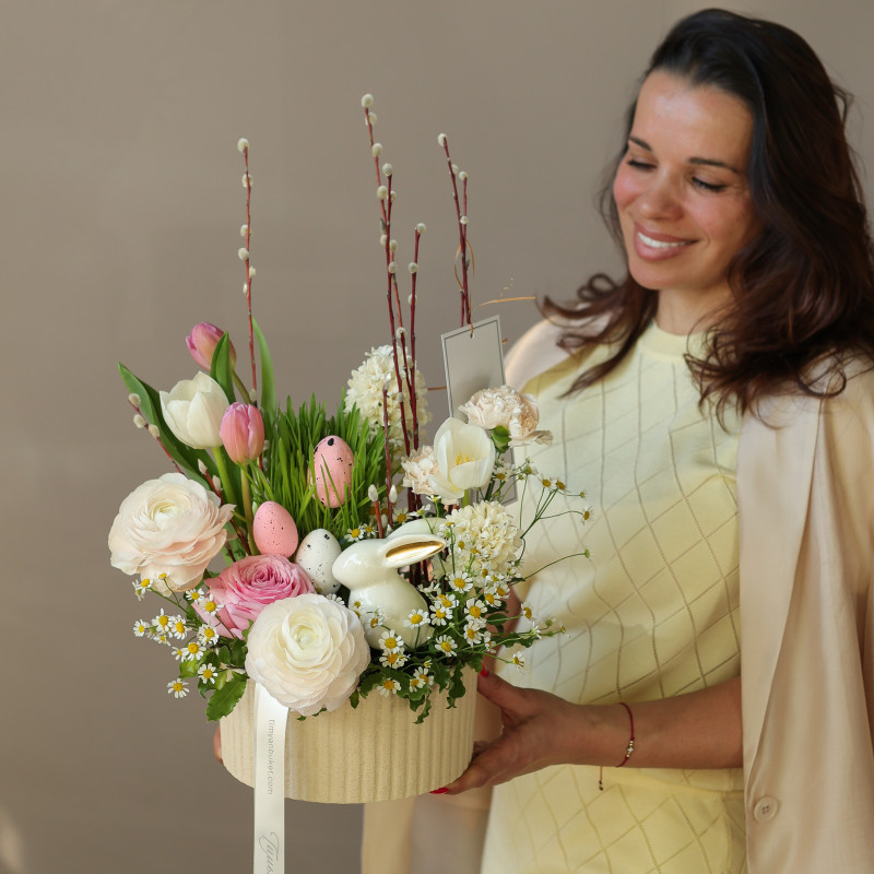 Пасхальная композиция в кашпо с ранункулюсами, тюльпанами и ромашками с керамическим зайкой