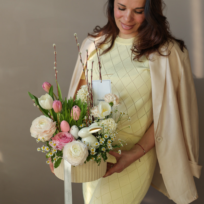 Пасхальная композиция в кашпо с ранункулюсами, тюльпанами и ромашками с керамическим зайкой