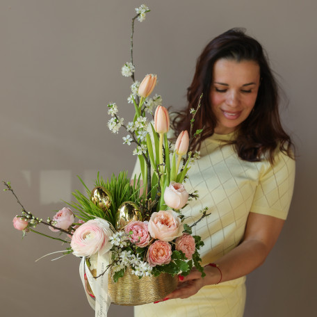 Пасхальная композиция в золотом кашпо с весенними цветами и золотыми пасхальными яйцами