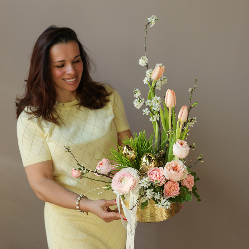 Пасхальная композиция в золотом кашпо с весенними цветами и золотыми пасхальными яйцами