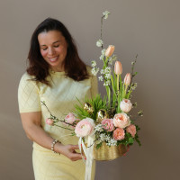 Пасхальная композиция в золотом кашпо с весенними цветами и золотыми пасхальными яйцами