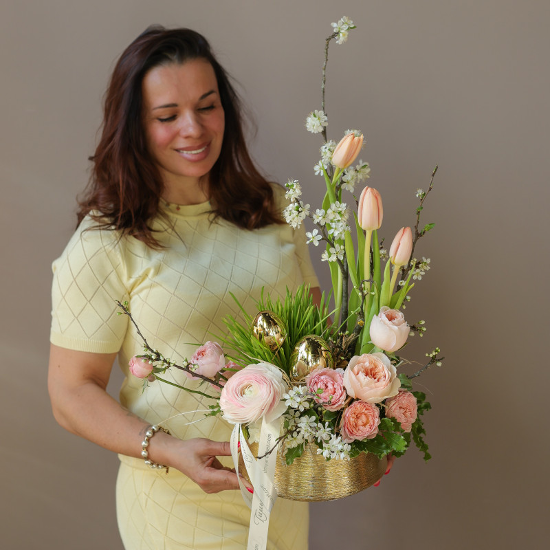 Пасхальная композиция в золотом кашпо с весенними цветами и золотыми пасхальными яйцами