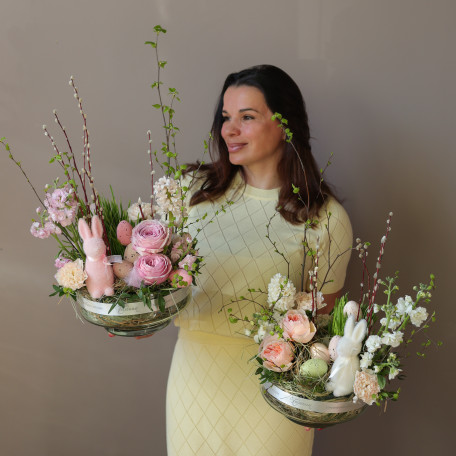 Пасхальная композиция в стекле с розами, вербой и пушистым зайкой (в асс.)