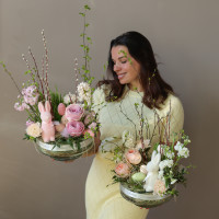 Пасхальная композиция в стекле с розами, вербой и пушистым зайкой (в асс.)