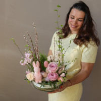 Пасхальная композиция в стекле с розами, вербой и пушистым зайкой (в асс.)