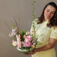 Пасхальная композиция в стекле с розами, вербой и пушистым зайкой (в асс.)