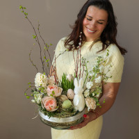 Пасхальная композиция в стекле с розами, вербой и пушистым зайкой (в асс.)