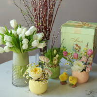 Пасхальный сет декора: верба, тюльпаны и вазочки-скорлупки с композициями + свежий паннетоне, с вазой