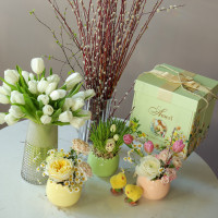 Пасхальный сет декора: верба, тюльпаны и вазочки-скорлупки с композициями + свежий паннетоне, с вазой
