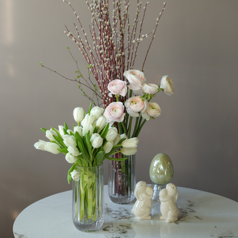 Пасхальный сет декора: тюльпаны, букет верба + ранункулюсы + декоративные зайцы и яйцо, с вазами