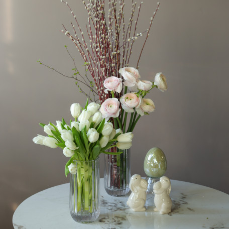 Пасхальный сет декора: тюльпаны, букет верба + ранункулюсы + декоративные зайцы и яйцо, с вазами