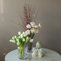 Пасхальный сет декора: тюльпаны, букет верба + ранункулюсы + декоративные зайцы и яйцо, с вазами