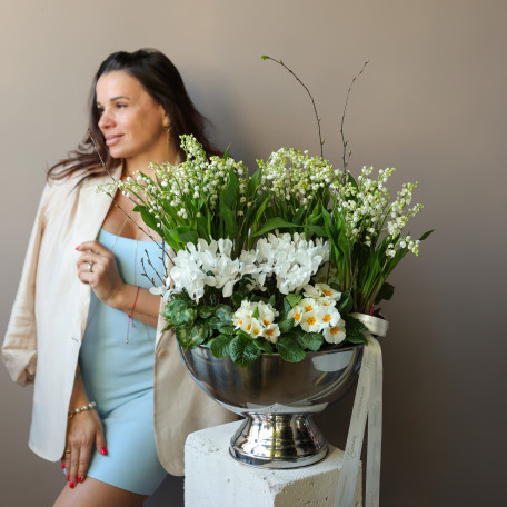 Композиция в кашпо с ароматными ландышами, белыми цикламенами и примулой