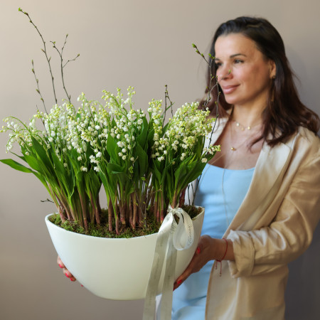 Ароматные луковичные ландыши в белолм дизайнерском кашпо