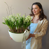 Ароматные луковичные ландыши в белолм дизайнерском кашпо