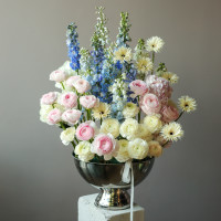 Премиум-композиция с ранункулюсами, дельфиниумом, гортензией и герберами в кашпо