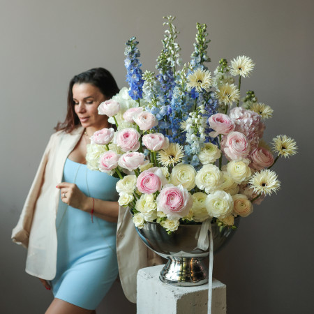 Премиум-композиция с ранункулюсами, дельфиниумом, гортензией и герберами в кашпо