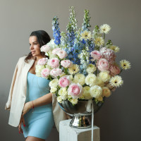 Премиум-композиция с ранункулюсами, дельфиниумом, гортензией и герберами в кашпо