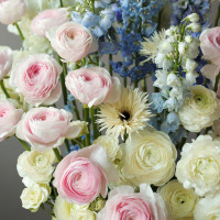 Премиум-композиция с ранункулюсами, дельфиниумом, гортензией и герберами в кашпо