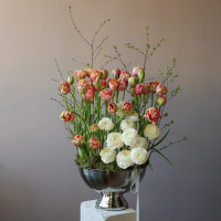 Премиум-композиция с пионовидными тюльпанами и ранункулюсами в кашпо