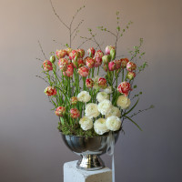 Премиум-композиция с пионовидными тюльпанами и ранункулюсами в кашпо