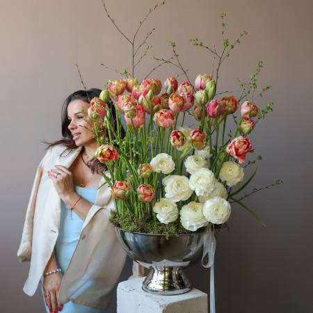 Премиум-композиция с пионовидными тюльпанами и ранункулюсами в кашпо