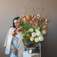 Премиум-композиция с пионовидными тюльпанами и ранункулюсами в кашпо