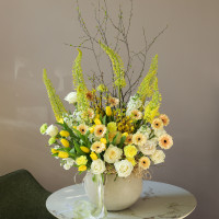 Премиум-композиция в кашпо с тюльпанами, розами и герберами