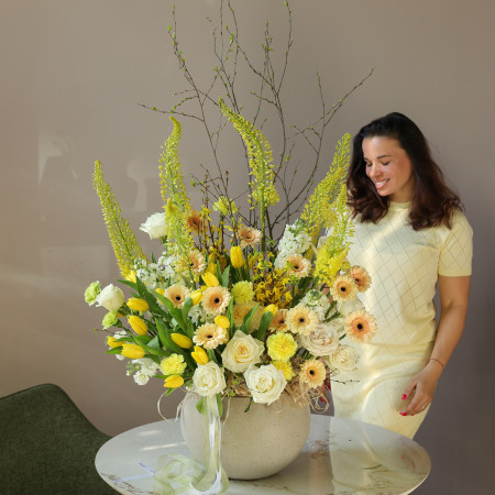 Премиум-композиция в кашпо с тюльпанами, розами и герберами