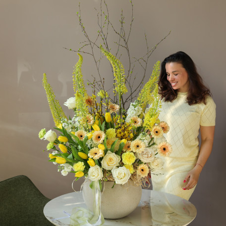 Премиум-композиция в кашпо с тюльпанами, розами и герберами