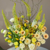 Премиум-композиция в кашпо с тюльпанами, розами и герберами