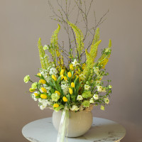 Премиум-композиция в кашпо с тюльпанами, маттиолой и герберами