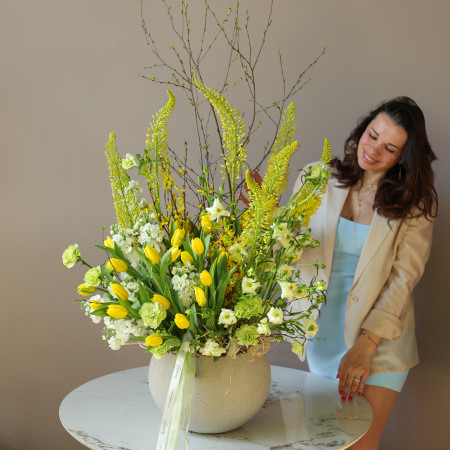 Премиум-композиция в кашпо с тюльпанами, маттиолой и герберами