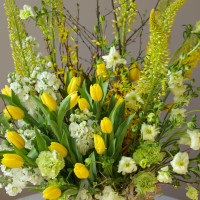 Премиум-композиция в кашпо с тюльпанами, маттиолой и герберами