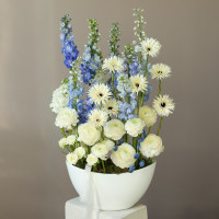 Композиция высокая с дельфиниумом, ранункулюсами и герберами